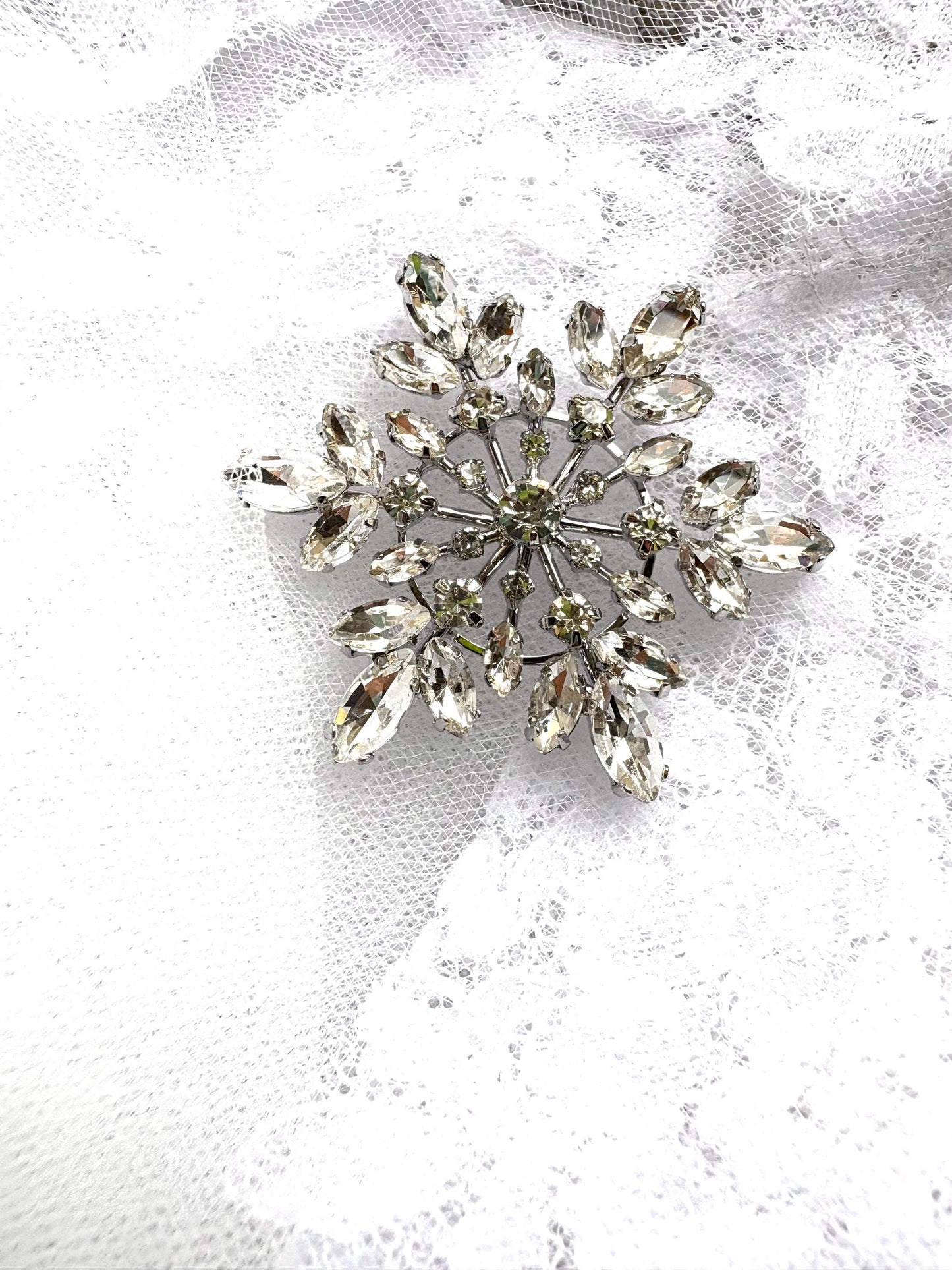 Rhinestone Snowflake Buckle: Silver Wedding Hair Accessories (4.3cm x 4.8cm)