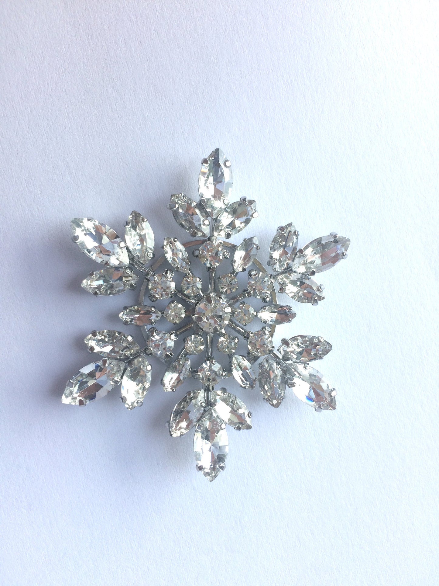 Rhinestone Snowflake Buckle: Silver Wedding Hair Accessories (4.3cm x 4.8cm)
