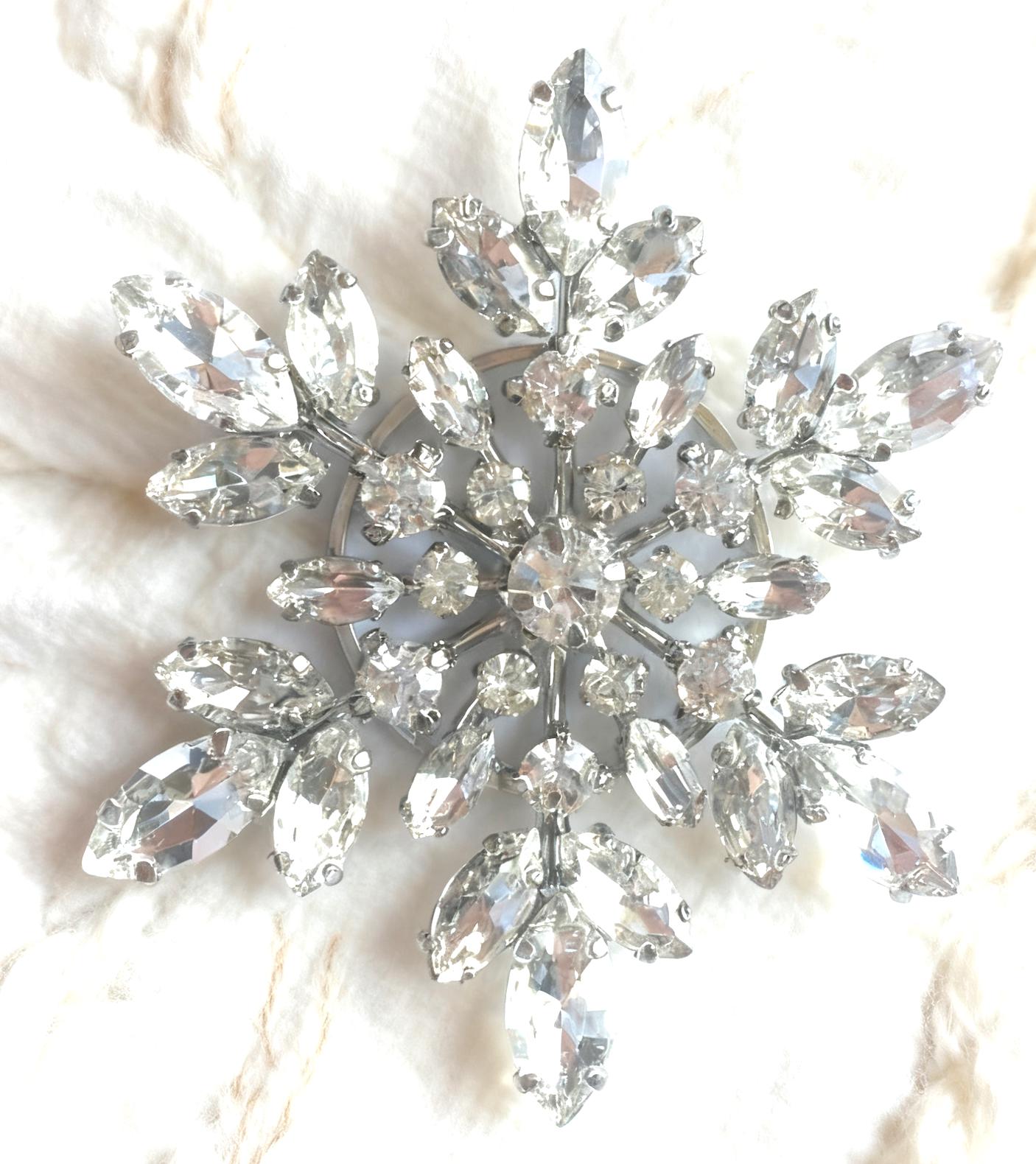 Rhinestone Snowflake Buckle: Silver Wedding Hair Accessories (4.3cm x 4.8cm)