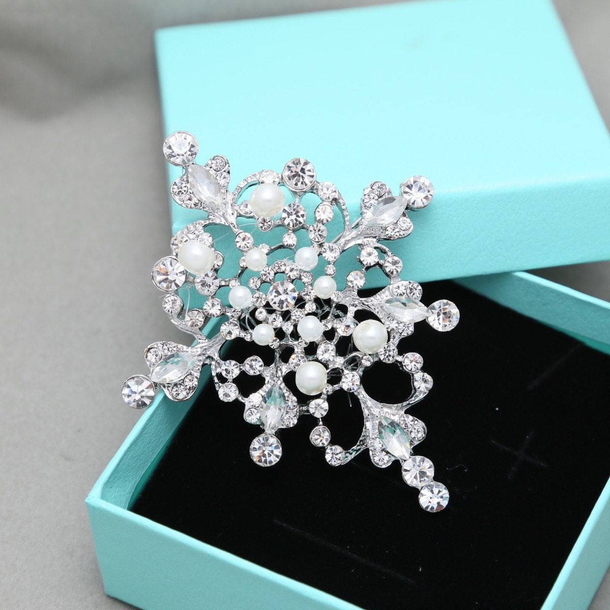 Crystal Rhinestone Cross Buckle: Pearl Wedding Cake Decor (3.5x2.9")