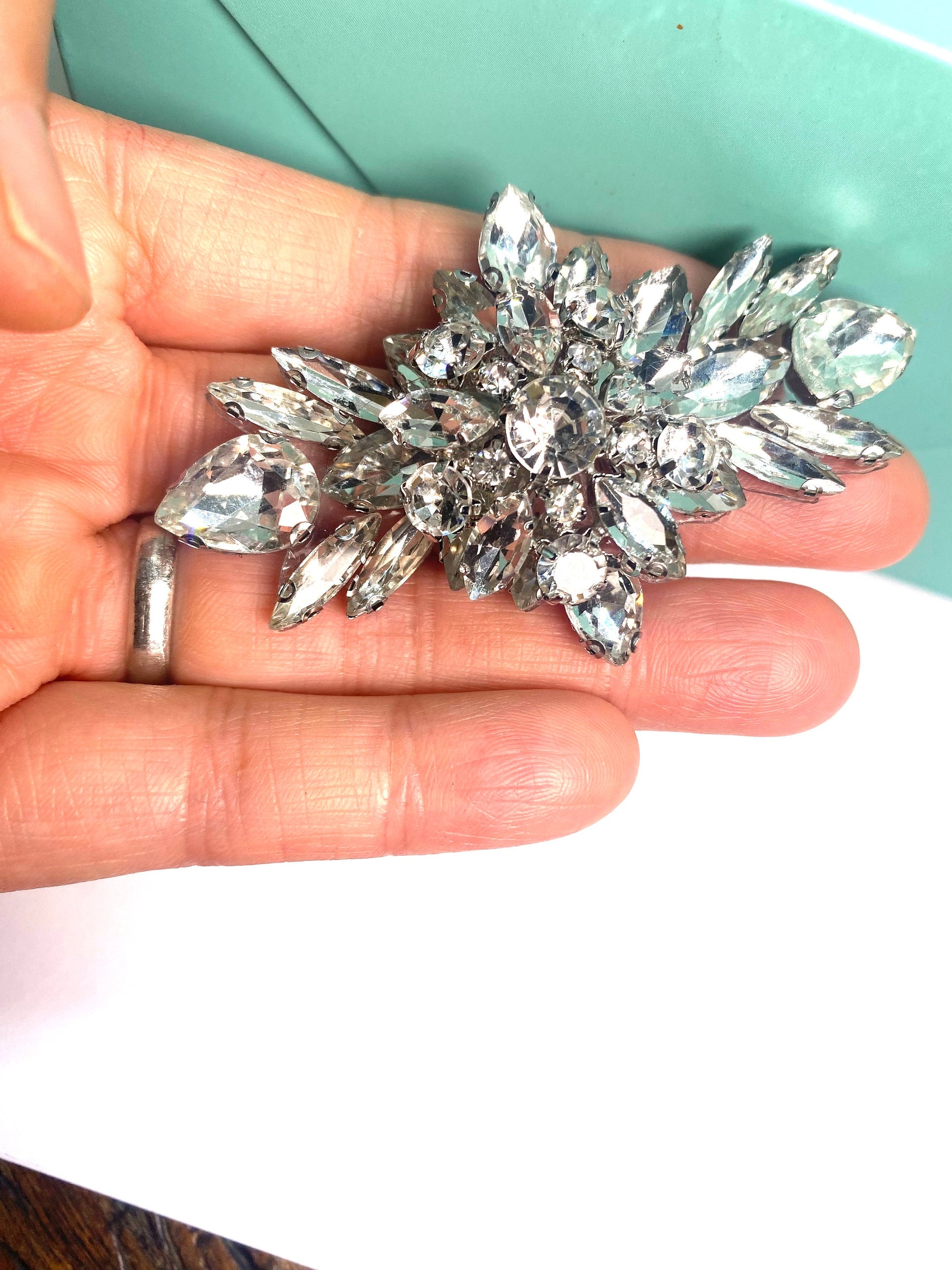 Sparkling Crystal Rhinestone Shoe Clip - Vintage Bridal Shoe Accessory for Weddings & Parties 